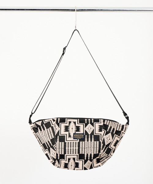 PENDLETON(ペンドルトン)の「【 PENDLETON / ペンドルトン 】GOBELINS BODY BAG / ゴブランボディバッグ(ボディバッグ/ウエストポーチ・メンズ・ブラック/オフホワイト・FREE)」の2枚目の写真