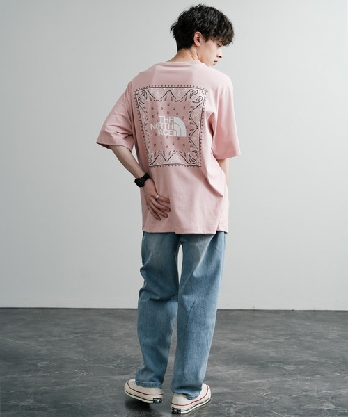 THE NORTH FACE（ザノースフェイス）の「THE NORTH FACE ザ・ノースフェイス M'S BANDANA S/S R/TEE ルーズフィットバンダナ柄スクエアプリント半袖Tシャツ（Tシャツ/カットソー・メンズ・ベージュ/ピンク/ホワイト/ブラック/グレー/オレンジ・S/M/L/XL/XXL）」の16枚目の写真