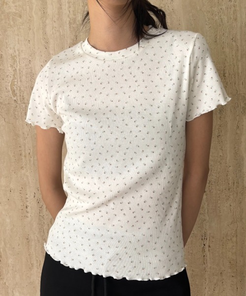 FUULLY STUDIO(フーリィーステューディオ)の「フラワープリントコンパクトTシャツ(Tシャツ/カットソー・レディース・ベージュ/ブルー・FREE)」の2枚目の写真