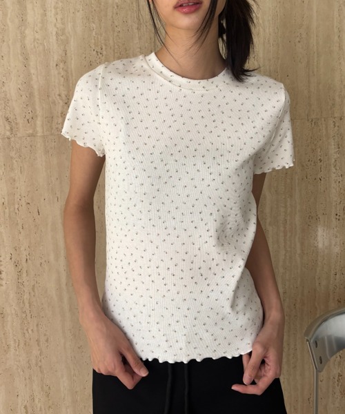 FUULLY STUDIO(フーリィーステューディオ)の「フラワープリントコンパクトTシャツ(Tシャツ/カットソー・レディース・ベージュ/ブルー・FREE)」の3枚目の写真
