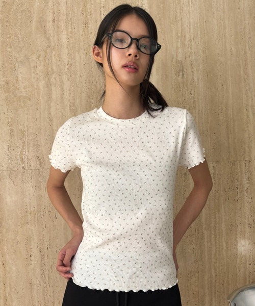 FUULLY STUDIO(フーリィーステューディオ)の「フラワープリントコンパクトTシャツ(Tシャツ/カットソー・レディース・ベージュ/ブルー・FREE)」の4枚目の写真