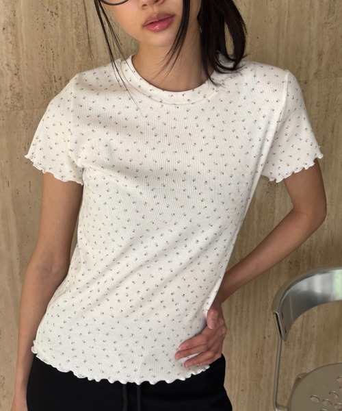 FUULLY STUDIO(フーリィーステューディオ)の「フラワープリントコンパクトTシャツ(Tシャツ/カットソー・レディース・ベージュ/ブルー・FREE)」の5枚目の写真