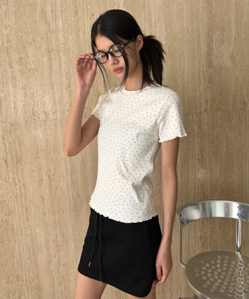 FUULLY STUDIO(フーリィーステューディオ)の「フラワープリントコンパクトTシャツ(Tシャツ/カットソー・レディース・ベージュ/ブルー・FREE)」の6枚目の写真