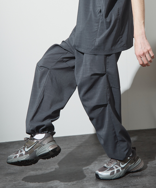 ABAHOUSE（アバハウス）の「【セットアップ対応】 ウーブン ドライ パラシュートパンツ / ワイドパンツ / 裾調整可能（その他パンツ・メンズ・ネイビー/グレー・46/48）」の2枚目の写真