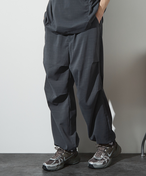 ABAHOUSE（アバハウス）の「【セットアップ対応】 ウーブン ドライ パラシュートパンツ / ワイドパンツ / 裾調整可能（その他パンツ・メンズ・ネイビー/グレー・46/48）」の17枚目の写真