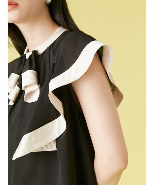 ❗️夏セール❗️LILY BROWNスクエアスリーブラッフルブラウス　新品 スクエアスリーブラッフルブラウス（シャツ/ブラウス）｜LILY