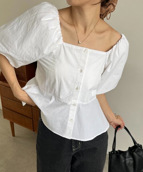 CAPRICIEUX LE'MAGE(カプリシューレマージュ)の「【オフショルでも着られる】パフスリーブペプラムブラウス(シャツ/ブラウス・レディース・ブラック/ホワイト/ブルー・FREE)」の2枚目の写真