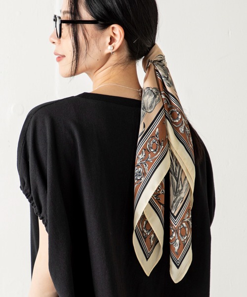 MILLION CARATS（ミリオンカラッツ）の「1枚で着こなし格上げ！華やかなペイズリーと花柄で魅せる、大人のためのシルクタッチスカーフ（ストール/ショール・レディース・ベージュ/ブラック/ブルー・FREE）」の2枚目の写真