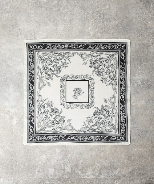 MILLION CARATS（ミリオンカラッツ）の「1枚で着こなし格上げ！華やかなペイズリーと花柄で魅せる、大人のためのシルクタッチスカーフ（ストール/ショール・レディース・ベージュ/ブラック/ブルー・FREE）」の4枚目の写真