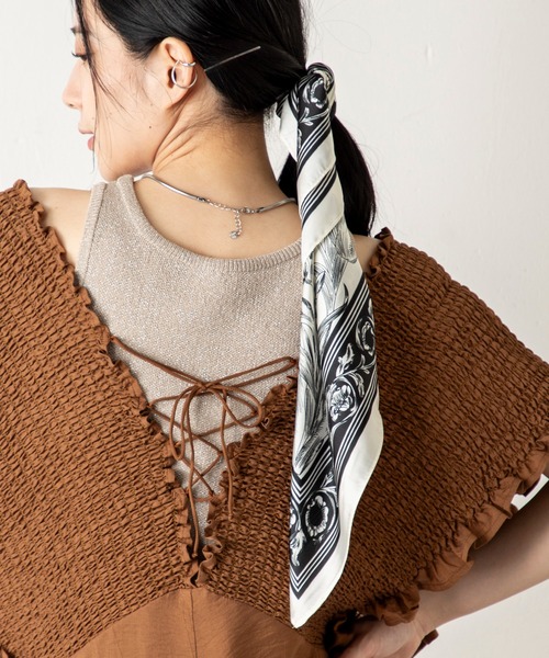 MILLION CARATS（ミリオンカラッツ）の「1枚で着こなし格上げ！華やかなペイズリーと花柄で魅せる、大人のためのシルクタッチスカーフ（ストール/ショール・レディース・ベージュ/ブラック/ブルー・FREE）」の5枚目の写真