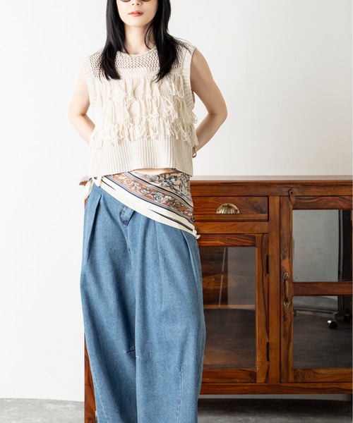 MILLION CARATS（ミリオンカラッツ）の「1枚で着こなし格上げ！華やかなペイズリーと花柄で魅せる、大人のためのシルクタッチスカーフ（ストール/ショール・レディース・ベージュ/ブラック/ブルー・FREE）」の13枚目の写真