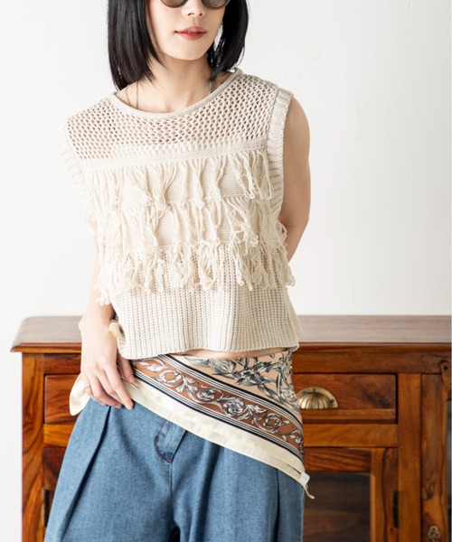 MILLION CARATS（ミリオンカラッツ）の「1枚で着こなし格上げ！華やかなペイズリーと花柄で魅せる、大人のためのシルクタッチスカーフ（ストール/ショール・レディース・ベージュ/ブラック/ブルー・FREE）」の14枚目の写真