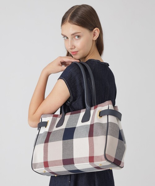 BLUE LABEL CRESTBRIDGE（ブルーレーベルクレストブリッジ）の「クレストブリッジチェックキャンバスハトメトート（ショルダーバッグ・レディース・ダークネイビー/ベージュ系その他・FREE）」の12枚目の写真