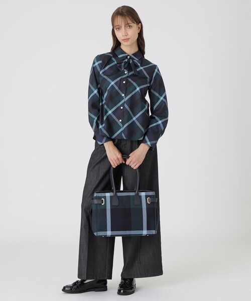 BLUE LABEL CRESTBRIDGE（ブルーレーベルクレストブリッジ）の「クレストブリッジチェックキャンバスハトメトート（ショルダーバッグ・レディース・ダークネイビー/ベージュ系その他・FREE）」の6枚目の写真