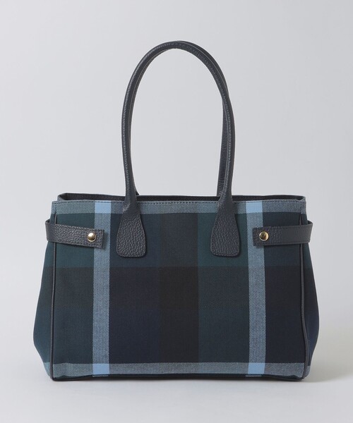 BLUE LABEL CRESTBRIDGE（ブルーレーベルクレストブリッジ）の「クレストブリッジチェックキャンバスハトメトート（ショルダーバッグ・レディース・ダークネイビー/ベージュ系その他・FREE）」の5枚目の写真