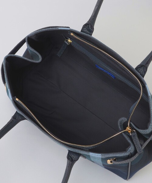 BLUE LABEL CRESTBRIDGE（ブルーレーベルクレストブリッジ）の「クレストブリッジチェックキャンバスハトメトート（ショルダーバッグ・レディース・ダークネイビー/ベージュ系その他・FREE）」の4枚目の写真