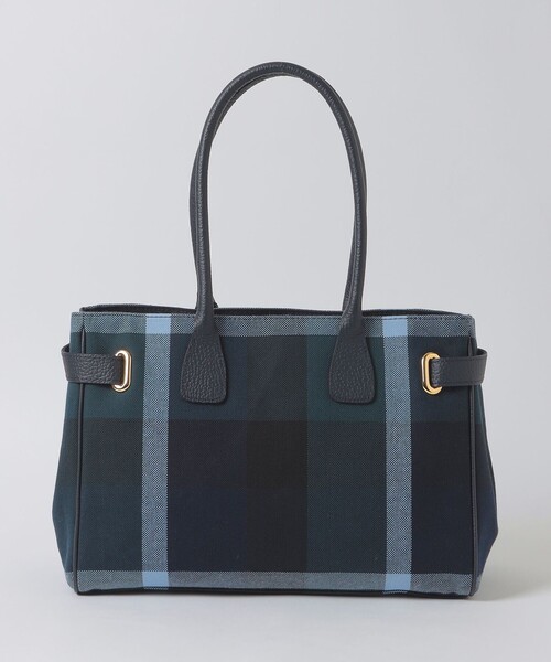 BLUE LABEL CRESTBRIDGE（ブルーレーベルクレストブリッジ）の「クレストブリッジチェックキャンバスハトメトート（ショルダーバッグ・レディース・ダークネイビー/ベージュ系その他・FREE）」の3枚目の写真