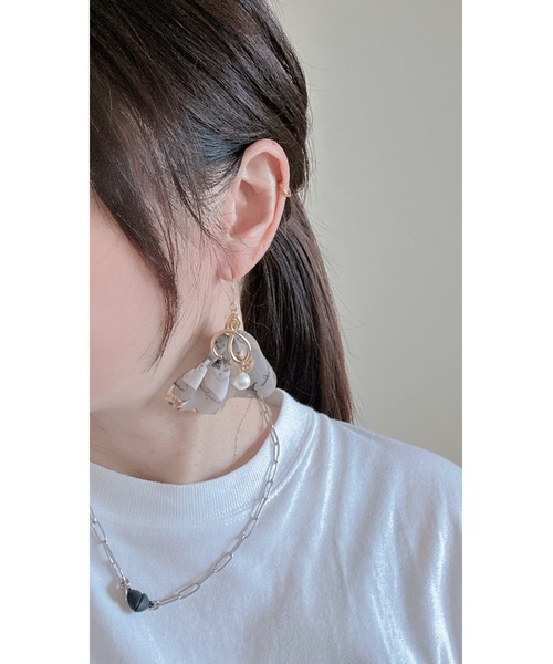 tone(トーン)の「【Agaro】No.478 猫と淡水パールのふんわりピアス(MA)(ピアス(両耳用)・レディース・グレー/ベージュ系1・FREE)」の1枚目の写真