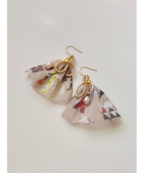 tone(トーン)の「【Agaro】No.478 猫と淡水パールのふんわりピアス(MA)(ピアス(両耳用)・レディース・グレー/ベージュ系1・FREE)」の6枚目の写真