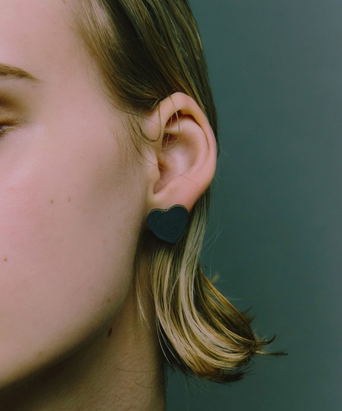 LAPUIS（ラピュイ）の「LAPUIS(ラピュイ)Heart Leather pierced earrings（ピアス（両耳用）・レディース・ブラック/ブラウン/ベージュ・FREE）」の2枚目の写真