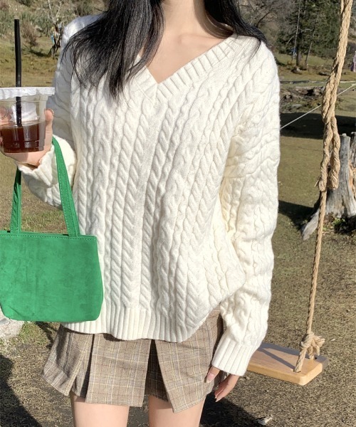 Aelina（エリナ）の「ツイストパターンVネックリラックスニットセーター（ニット/セーター・レディース・グレー/アイボリー・F）」の2枚目の写真