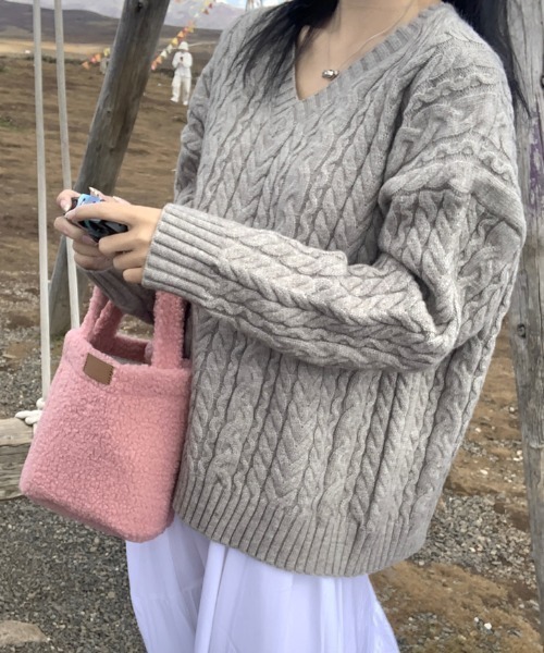 Aelina（エリナ）の「ツイストパターンVネックリラックスニットセーター（ニット/セーター・レディース・グレー/アイボリー・F）」の14枚目の写真