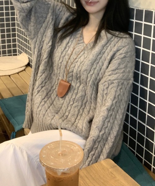 Aelina（エリナ）の「ツイストパターンVネックリラックスニットセーター（ニット/セーター・レディース・グレー/アイボリー・F）」の11枚目の写真