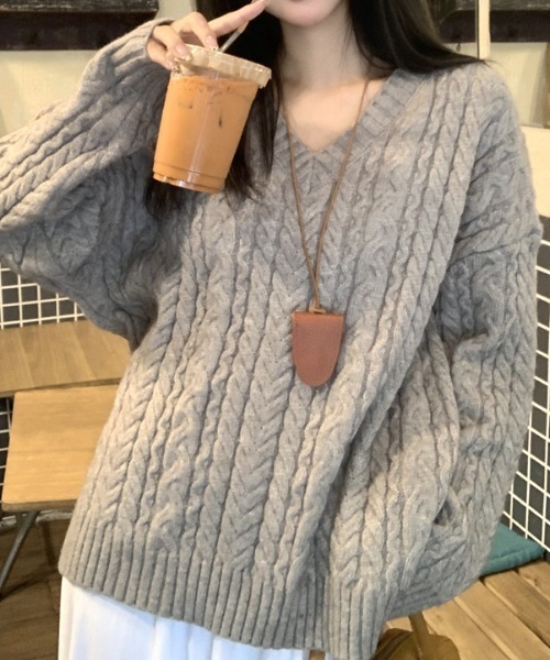 Aelina（エリナ）の「ツイストパターンVネックリラックスニットセーター（ニット/セーター・レディース・グレー/アイボリー・F）」の10枚目の写真