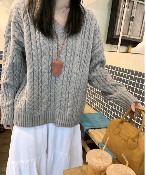 Aelina（エリナ）の「ツイストパターンVネックリラックスニットセーター（ニット/セーター・レディース・グレー/アイボリー・F）」の7枚目の写真