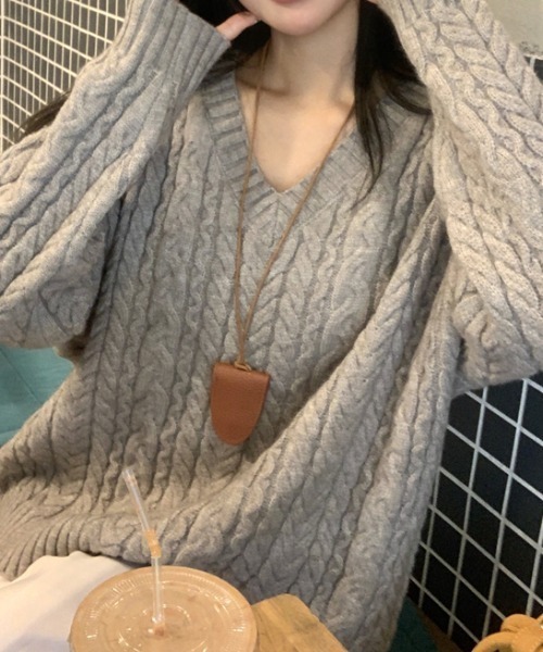 Aelina（エリナ）の「ツイストパターンVネックリラックスニットセーター（ニット/セーター・レディース・グレー/アイボリー・F）」の5枚目の写真