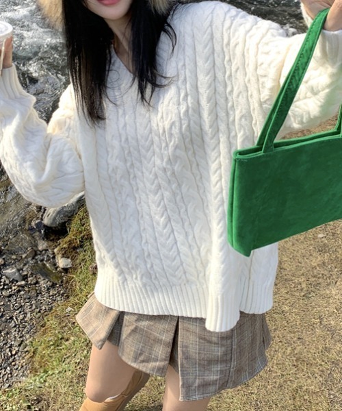 Aelina（エリナ）の「ツイストパターンVネックリラックスニットセーター（ニット/セーター・レディース・グレー/アイボリー・F）」の4枚目の写真