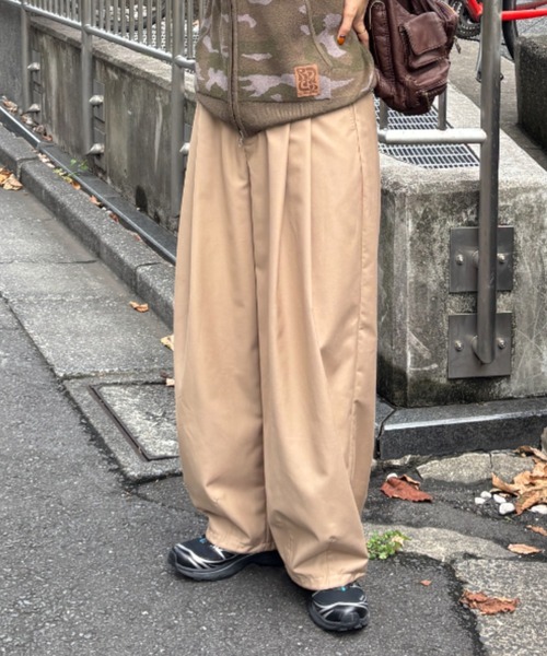 RODEO CROWNS WIDE BOWL(ロデオクラウンズワイドボウル)の「2タックバレルパンツ(その他パンツ・レディース・ブルー/ブラック/ベージュ・SMALL/MEDIUM)」の1枚目の写真