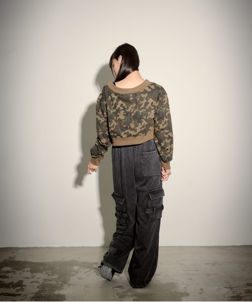 .KOM(ドットコム)の「『.KOM/ドットケーオーエム』カモ柄オフショルダースウェット【GC】(スウェット・レディース・グリーン/グレー・FREE)」の11枚目の写真