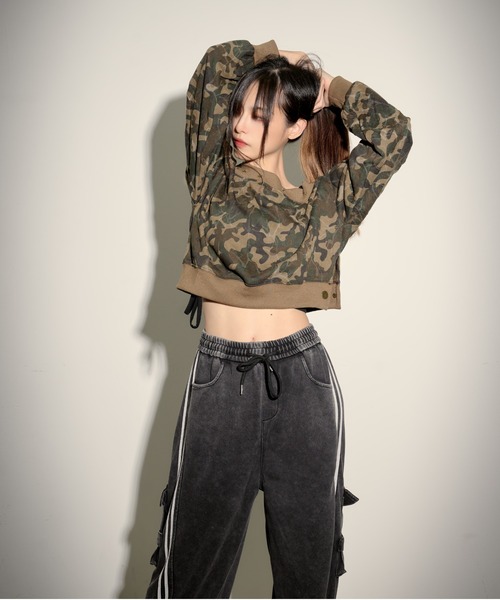 .KOM(ドットコム)の「『.KOM/ドットケーオーエム』カモ柄オフショルダースウェット【GC】(スウェット・レディース・グリーン/グレー・FREE)」の14枚目の写真