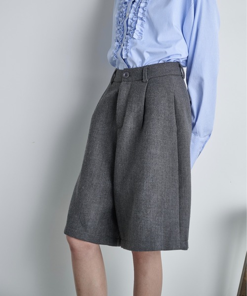 THE YOn(ザヨン)の「ヘリテージタックハーフパンツ(その他パンツ・レディース・グレー/ブラウン・M/S)」の4枚目の写真