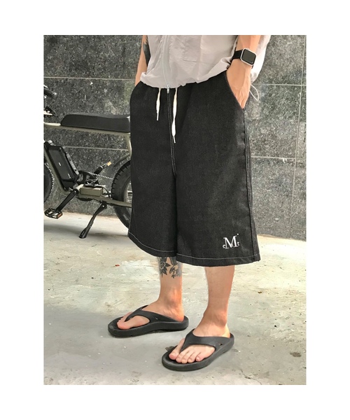 MUCENT(ムセント)の「Brando Bermuda Denim Half Pants Unisex (Black, Medium Blue)(デニムパンツ・レディース・ダークインディゴブルー/ブラック・FREE)」の2枚目の写真