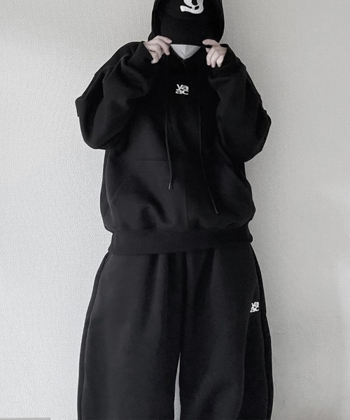YACA(ヤーカ)の「Logo Sweat Curve Pants/ロゴスウェットカーブパンツ【unisex item】(スウェットパンツ・レディース・ブラック/グレー・FREE)」の2枚目の写真