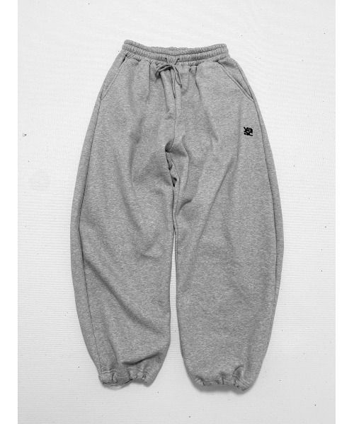 YACA(ヤーカ)の「Logo Sweat Curve Pants/ロゴスウェットカーブパンツ【unisex item】(スウェットパンツ・レディース・ブラック/グレー・FREE)」の11枚目の写真