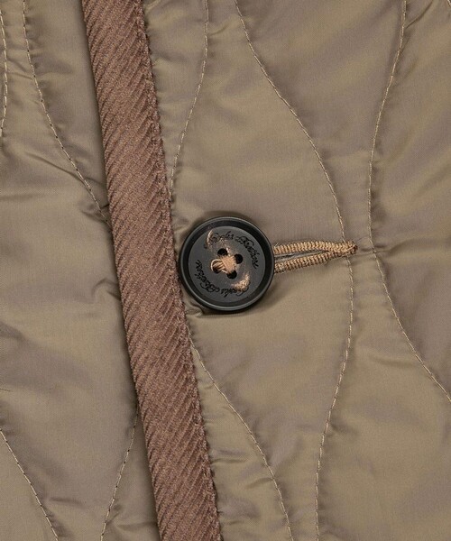 BROOKS BROTHERS(ブルックスブラザーズ)の「Brooks Brothers×LAVENHAM イブシャム キルティングノーカラーコート Made in UK(その他アウター・レディース・ブラウン/ダークネイビー・X-SMALL/SMALL/MEDIUM)」の5枚目の写真