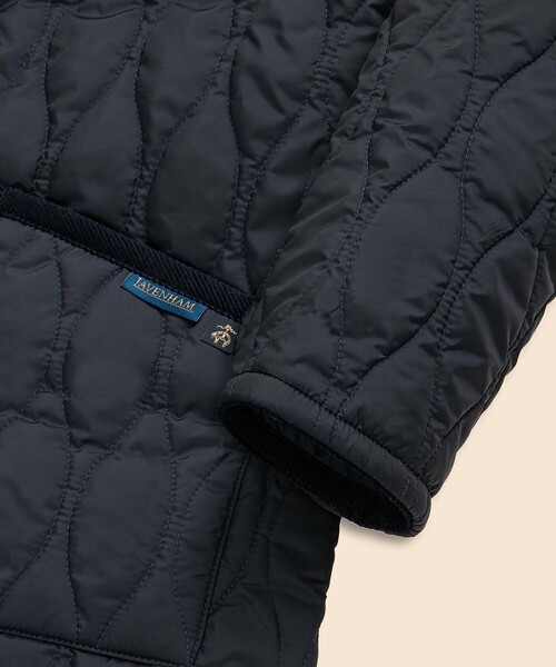 BROOKS BROTHERS(ブルックスブラザーズ)の「Brooks Brothers×LAVENHAM イブシャム キルティングノーカラーコート Made in UK(その他アウター・レディース・ブラウン/ダークネイビー・X-SMALL/SMALL/MEDIUM)」の14枚目の写真