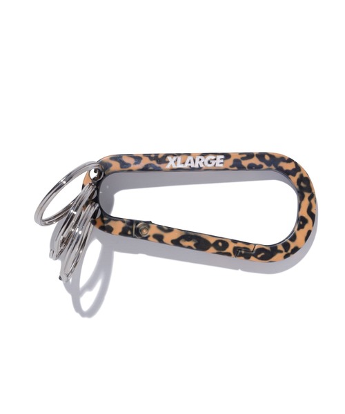 XLARGE（エクストララージ）の「STANDARD LOGO KEYRING CARABINER（キーケース/キーアクセサリー・メンズ・カモフラージュ/ブラック/グレー/ベージュ/ピンク・ONE SIZE）」の3枚目の写真