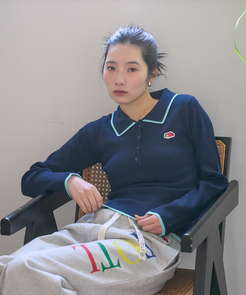 FREAK'S STORE（フリークスストア）の「FRUIT OF THE LOOM × FREAK'S STORE/フルーツオブザルーム 別注 配色レイヤード ポロニット（ニット/セーター・レディース・オフホワイト/ライトグレー/ブラウン/レッド/ネイビー・ﾌﾘ-）」の4枚目の写真