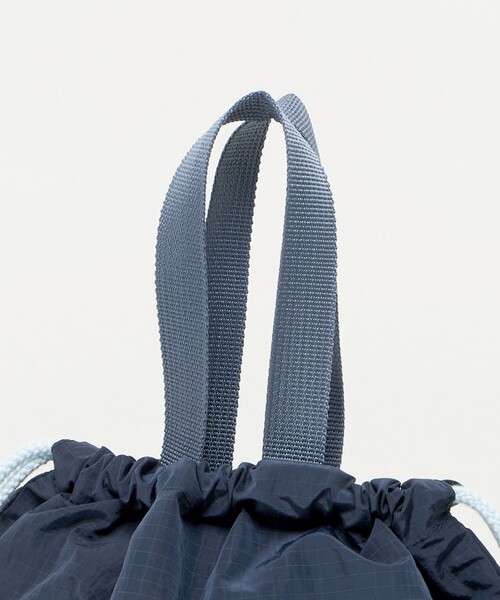 green label relaxing（グリーンレーベルリラクシング）の「巾着バッグ（大）（リップストック） / キッズ（トートバッグ・キッズ・ネイビー/グレー系・FREE）」の6枚目の写真