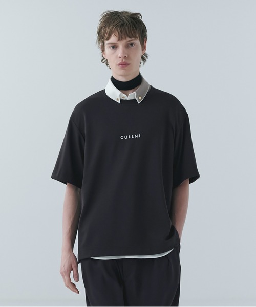 CULLNI（クルニ）の「CULLNI Logo Embroidery Short Sleeve Pullover（Tシャツ/カットソー・メンズ・ブラック/ダークブラウン/ホワイト/ネイビー/ベージュ/モカ・2/1/0）」の3枚目の写真