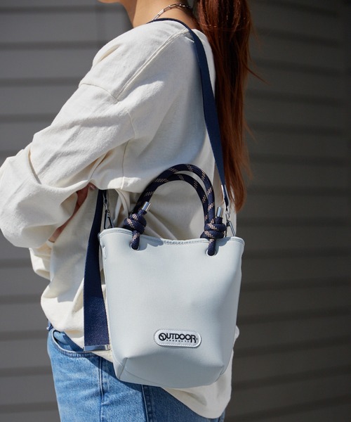 OUTDOOR PRODUCTS(アウトドアプロダクツ)の「OUTDOOR PRODUCTS/アウトドアプロダクツ NEOPRENE TOTE ロープハンドル トートバッグ 調整可能 秋 秋服 2026年秋冬(ショルダーバッグ・レディース・ブラック/グレー/アイボリー・FREE)」の3枚目の写真