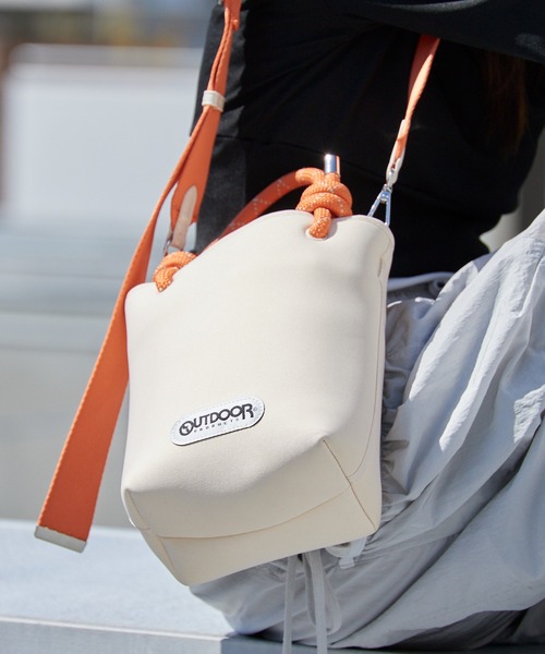 OUTDOOR PRODUCTS(アウトドアプロダクツ)の「OUTDOOR PRODUCTS/アウトドアプロダクツ NEOPRENE TOTE ロープハンドル トートバッグ 調整可能 秋 秋服 2026年秋冬(ショルダーバッグ・レディース・ブラック/グレー/アイボリー・FREE)」の2枚目の写真