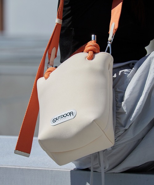OUTDOOR PRODUCTS(アウトドアプロダクツ)の「OUTDOOR PRODUCTS/アウトドアプロダクツ NEOPRENE TOTE ロープハンドル トートバッグ 調整可能 秋 秋服 2026年秋冬(ショルダーバッグ・レディース・ブラック/グレー/アイボリー・FREE)」の6枚目の写真