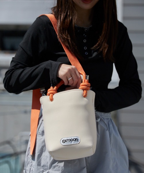 OUTDOOR PRODUCTS(アウトドアプロダクツ)の「OUTDOOR PRODUCTS/アウトドアプロダクツ NEOPRENE TOTE ロープハンドル トートバッグ 調整可能 秋 秋服 2026年秋冬(ショルダーバッグ・レディース・ブラック/グレー/アイボリー・FREE)」の7枚目の写真