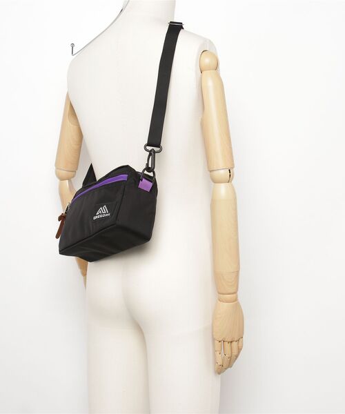 GREGORY(グレゴリー)の「パデッドショルダーポーチM PADDED SHOULDER POUCH M ブラックXパープル(ショルダーバッグ・メンズ・ブラック×パープル・ONE SIZE)」の5枚目の写真