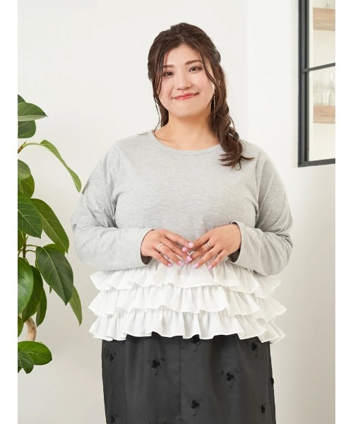 Re-J&SUPURE（リジェイアンドスプル）の「【大きいサイズ】【Sasaki Mikiコラボ】3段フリルトップス（Tシャツ/カットソー・レディース・A/グレー・XX-LARGE/XXXX-LARGE/XXX-LARGE）」の2枚目の写真